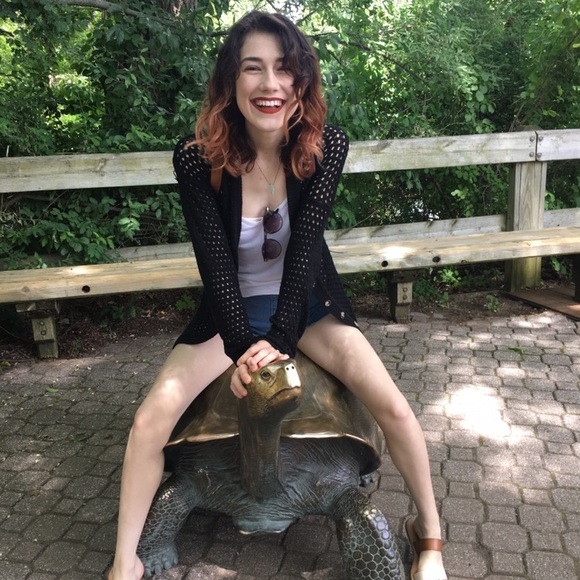 Meet your Posher, Lauren 🌞 - Picture 3 of 6